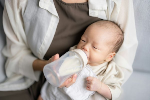 Black friday 2024 : les meilleures offres sur babyphones et biberons